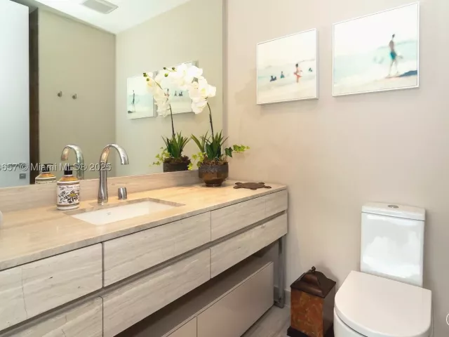 5-bedroom condo for rent in Sunny Isles Beach - 18975 Collins Ave 4102 - MondialRealty