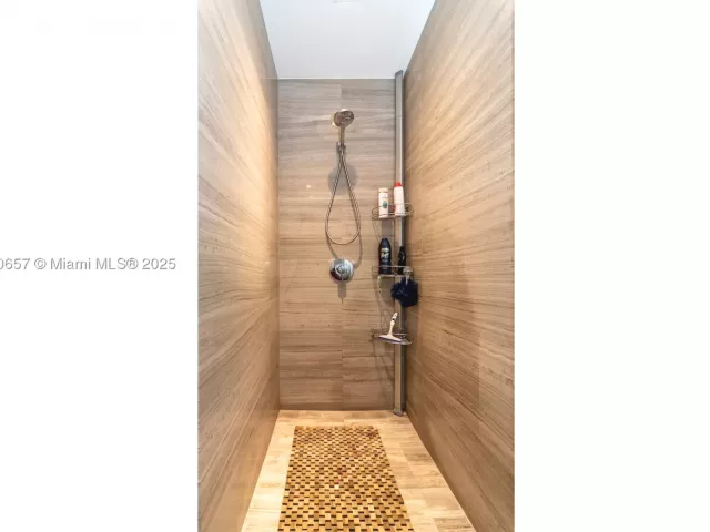 5-bedroom condo for rent in Sunny Isles Beach - 18975 Collins Ave 4102 - MondialRealty