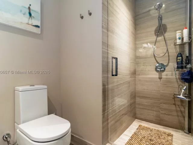 5-bedroom condo for rent in Sunny Isles Beach - 18975 Collins Ave 4102 - MondialRealty