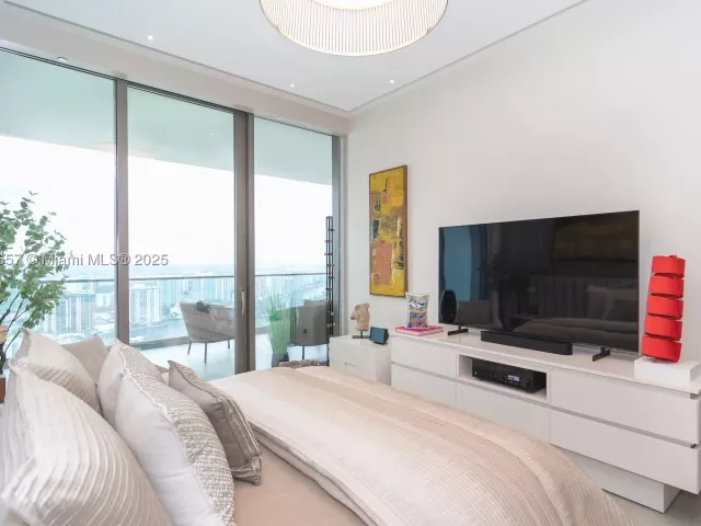 5-bedroom condo for rent in Sunny Isles Beach - 18975 Collins Ave 4102 - MondialRealty