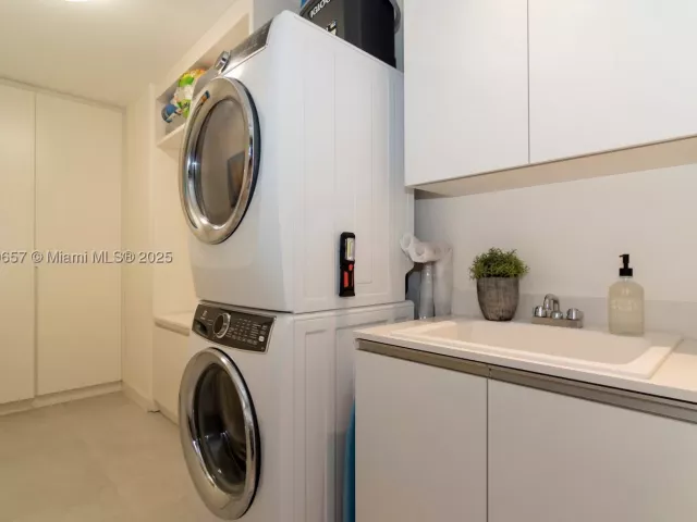 5-bedroom condo for rent in Sunny Isles Beach - 18975 Collins Ave 4102 - MondialRealty
