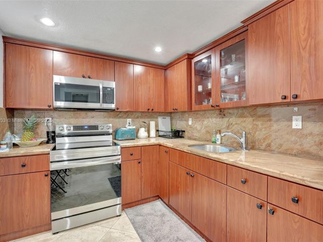 1-bedroom condo for sale in Hallandale Beach - 1950 S OCEAN DR. 6B - MondialRealty