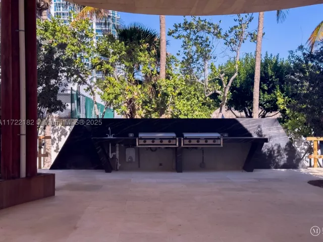 1-bedroom condo for rent in Miami Beach - 6365 Collins Ave 1506 - MondialRealty