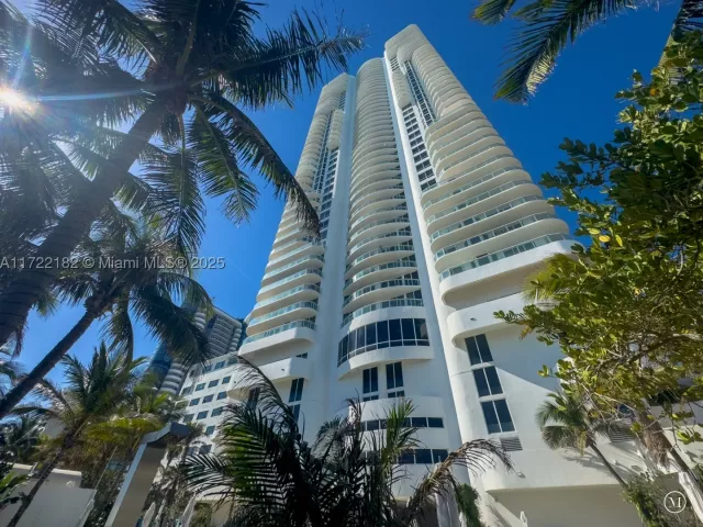 1-bedroom condo for rent in Miami Beach - 6365 Collins Ave 1506 - MondialRealty