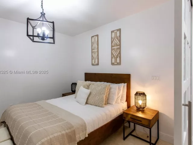 1-bedroom condo for sale in Hallandale Beach - 1830 S Ocean Dr 1712 - MondialRealty