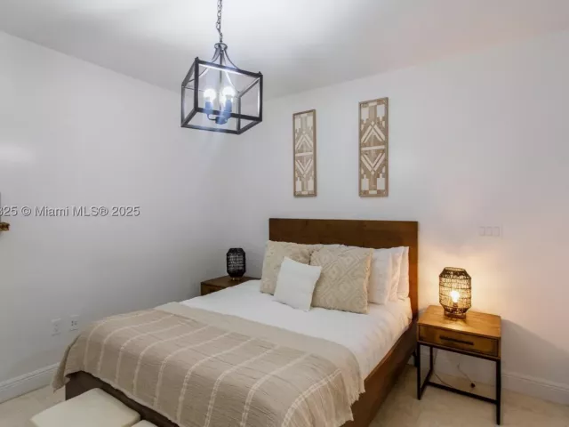 1-bedroom condo for sale in Hallandale Beach - 1830 S Ocean Dr 1712 - MondialRealty