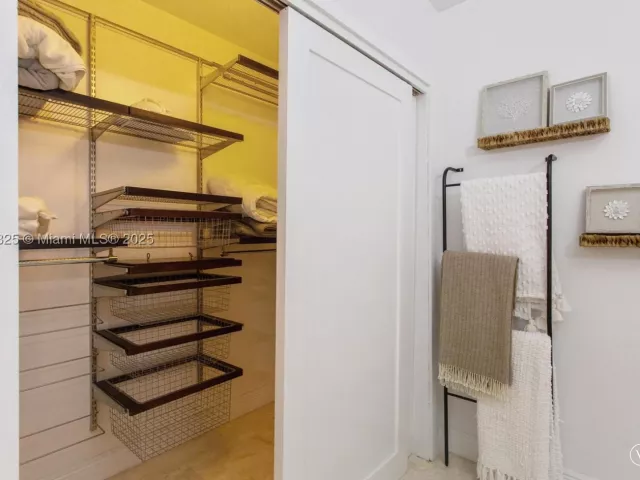 1-bedroom condo for sale in Hallandale Beach - 1830 S Ocean Dr 1712 - MondialRealty