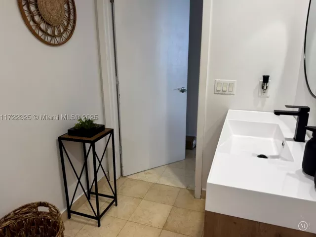 1-bedroom condo for sale in Hallandale Beach - 1830 S Ocean Dr 1712 - MondialRealty