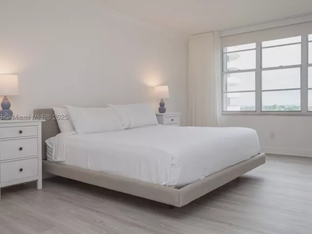 2-bedroom condo for rent in Miami Beach - 5161 Collins Ave 812 - MondialRealty