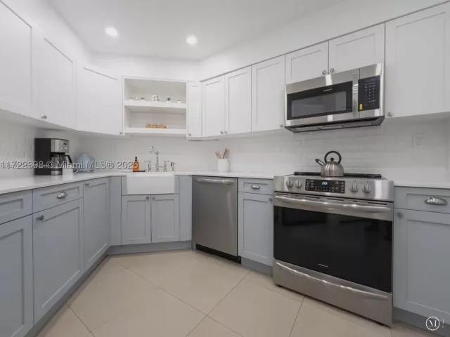 2-bedroom condo for rent in Miami Beach - 5161 Collins Ave 812 - MondialRealty
