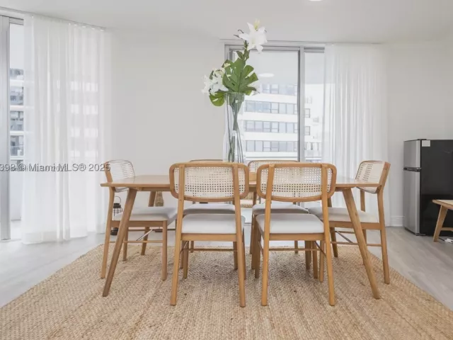 2-bedroom condo for rent in Miami Beach - 5161 Collins Ave 812 - MondialRealty