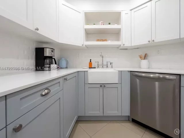 2-bedroom condo for rent in Miami Beach - 5161 Collins Ave 812 - MondialRealty