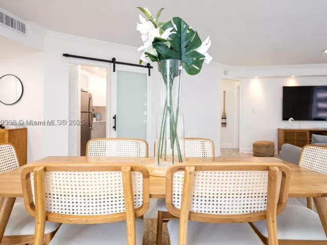 2-bedroom condo for rent in Miami Beach - 5161 Collins Ave 812 - MondialRealty