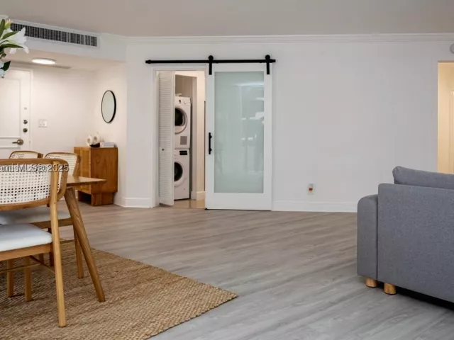 2-bedroom condo for rent in Miami Beach - 5161 Collins Ave 812 - MondialRealty