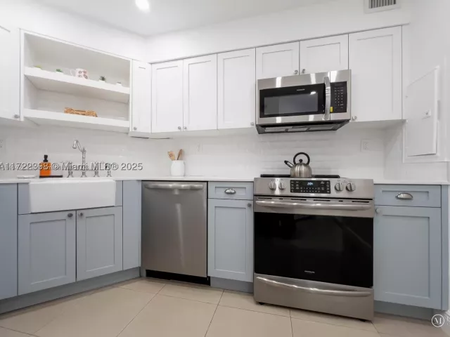 2-bedroom condo for rent in Miami Beach - 5161 Collins Ave 812 - MondialRealty