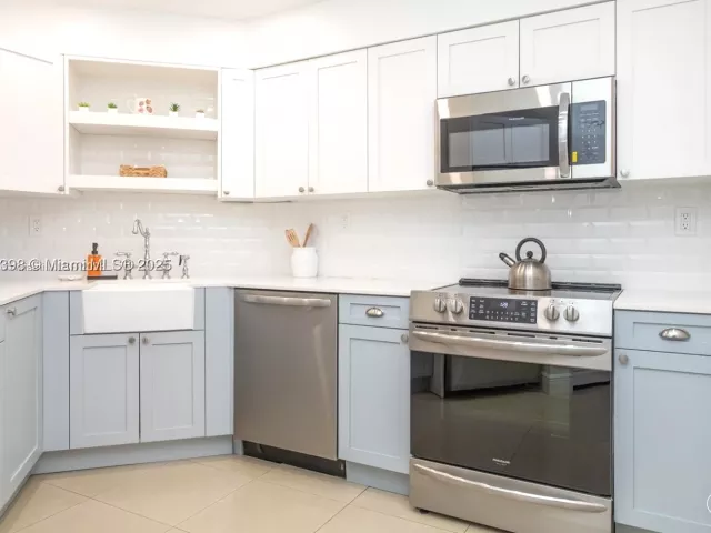 2-bedroom condo for rent in Miami Beach - 5161 Collins Ave 812 - MondialRealty