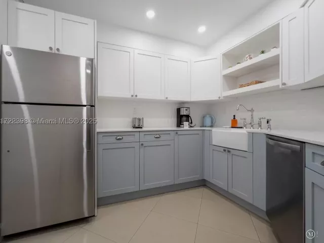 2-bedroom condo for rent in Miami Beach - 5161 Collins Ave 812 - MondialRealty