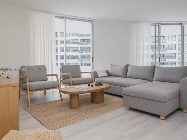 2-bedroom condo for rent in Miami Beach - 5161 Collins Ave 812 - MondialRealty