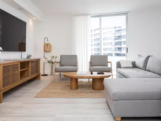 2-bedroom condo for rent in Miami Beach - 5161 Collins Ave 812 - MondialRealty