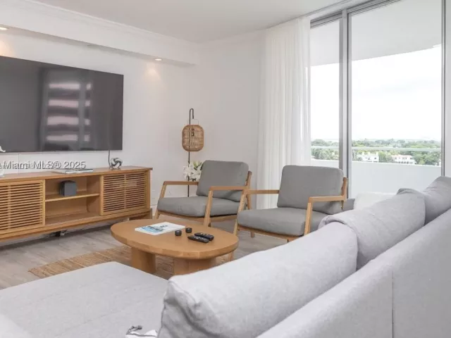 2-bedroom condo for rent in Miami Beach - 5161 Collins Ave 812 - MondialRealty