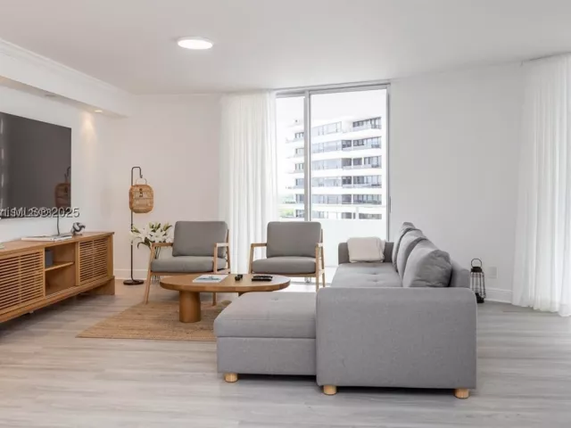 2-bedroom condo for rent in Miami Beach - 5161 Collins Ave 812 - MondialRealty
