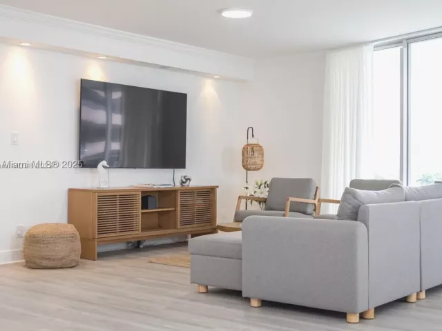 2-bedroom condo for rent in Miami Beach - 5161 Collins Ave 812 - MondialRealty