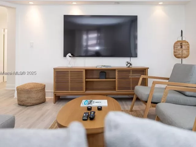 2-bedroom condo for rent in Miami Beach - 5161 Collins Ave 812 - MondialRealty