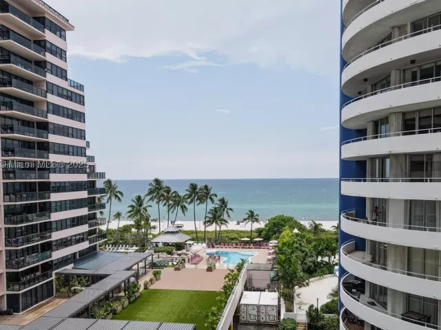 2-bedroom condo for rent in Miami Beach - 5161 Collins Ave 812 - MondialRealty