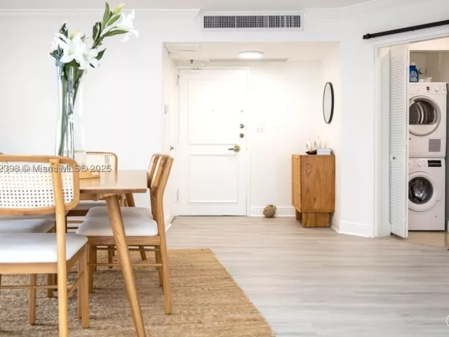 2-bedroom condo for rent in Miami Beach - 5161 Collins Ave 812 - MondialRealty