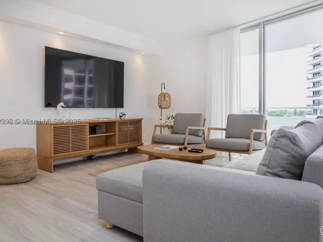 2-bedroom condo for rent in Miami Beach - 5161 Collins Ave 812 - MondialRealty