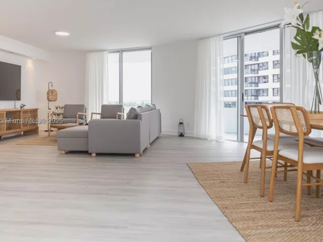 2-bedroom condo for rent in Miami Beach - 5161 Collins Ave 812 - MondialRealty
