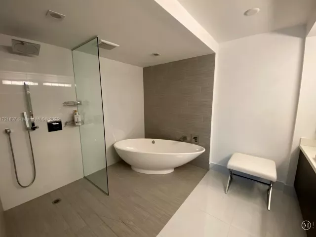 Apartment for rent  Unit #4-703 - photo 5702357