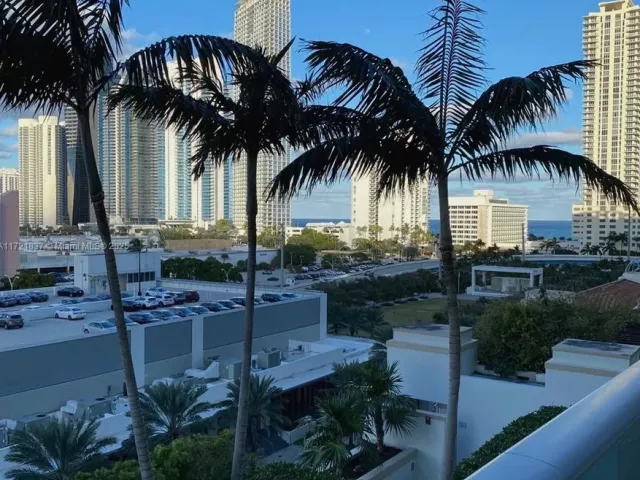 Apartment for rent  Unit #4-703 - photo 5702352