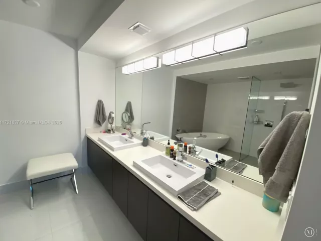 Apartment for rent  Unit #4-703 - photo 5702356