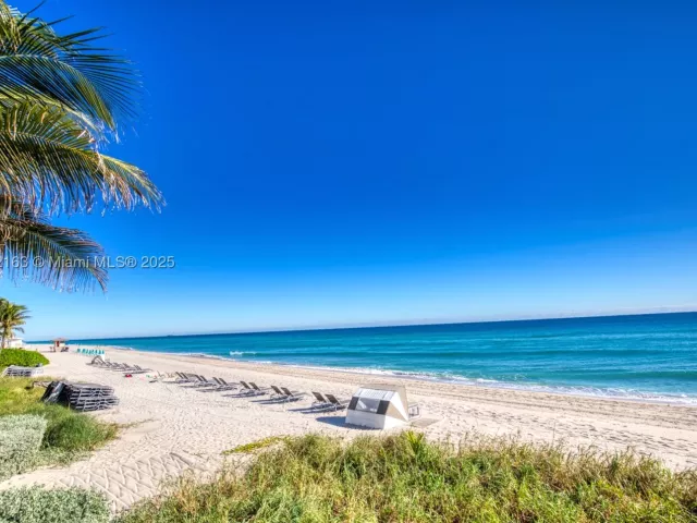 2-bedroom condo for rent in Hollywood - 2751 S Ocean Dr 505N - MondialRealty
