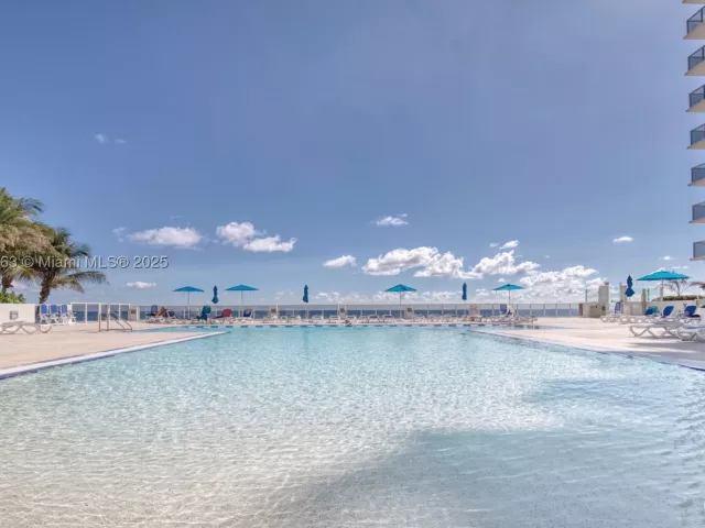 2-bedroom condo for rent in Hollywood - 2751 S Ocean Dr 505N - MondialRealty