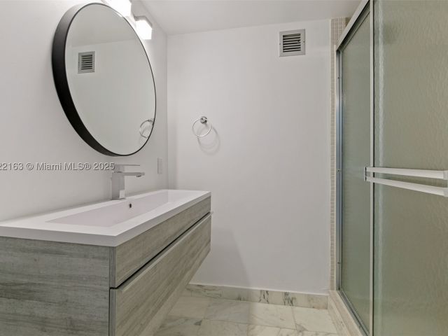 2-bedroom condo for rent in Hollywood - 2751 S Ocean Dr 505N - MondialRealty