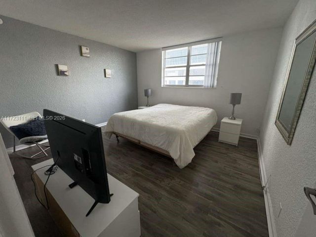 1-bedroom condo for rent in Hollywood - 4001 S Ocean Dr 10D - MondialRealty