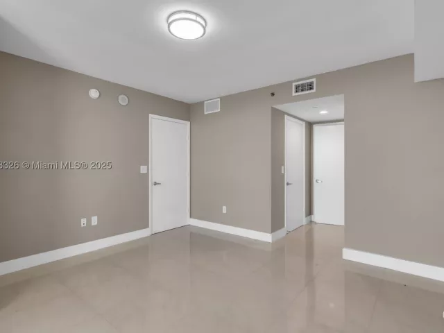 3-bedroom condo for sale in Miami - 50 Biscayne Blvd 4208 - MondialRealty