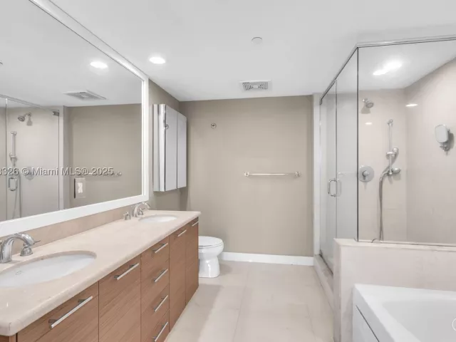 3-bedroom condo for sale in Miami - 50 Biscayne Blvd 4208 - MondialRealty