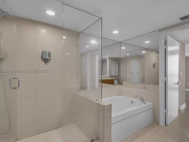 3-bedroom condo for sale in Miami - 50 Biscayne Blvd 4208 - MondialRealty