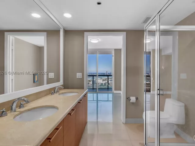 3-bedroom condo for sale in Miami - 50 Biscayne Blvd 4208 - MondialRealty