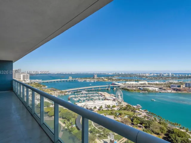 3-bedroom condo for sale in Miami - 50 Biscayne Blvd 4208 - MondialRealty