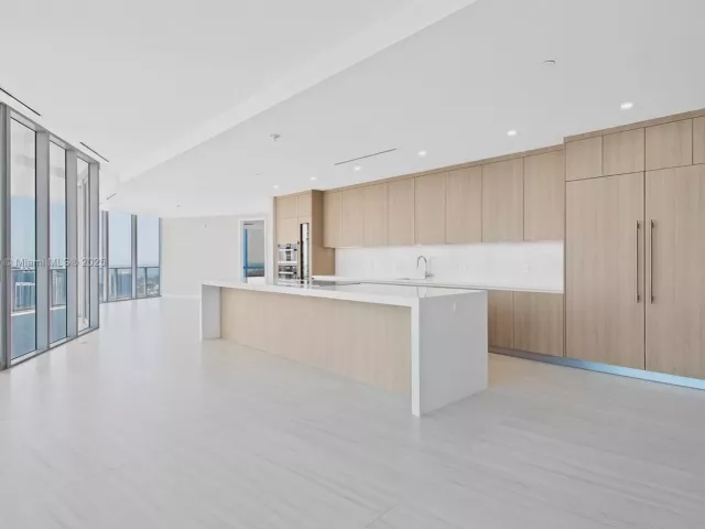 5-bedroom condo for sale in Miami - 851 NE 1st Ave PH 5411 - MondialRealty