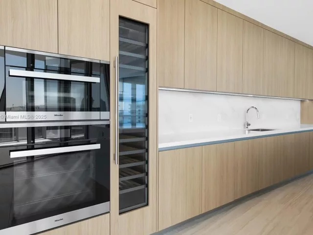 5-bedroom condo for sale in Miami - 851 NE 1st Ave PH 5411 - MondialRealty