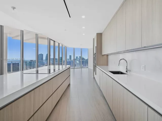 5-bedroom condo for sale in Miami - 851 NE 1st Ave PH 5411 - MondialRealty