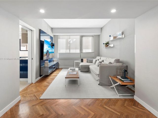 Apartment for rent  Unit #1002 - photo 5647723