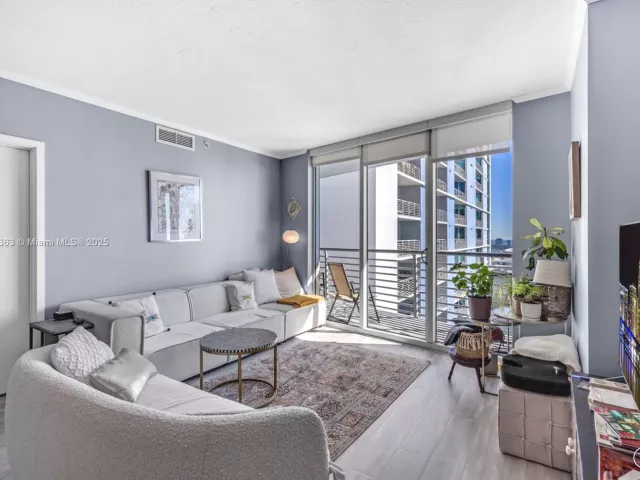 3-bedroom condo for sale in Miami - 325 S Biscayne Blvd 3726 - MondialRealty