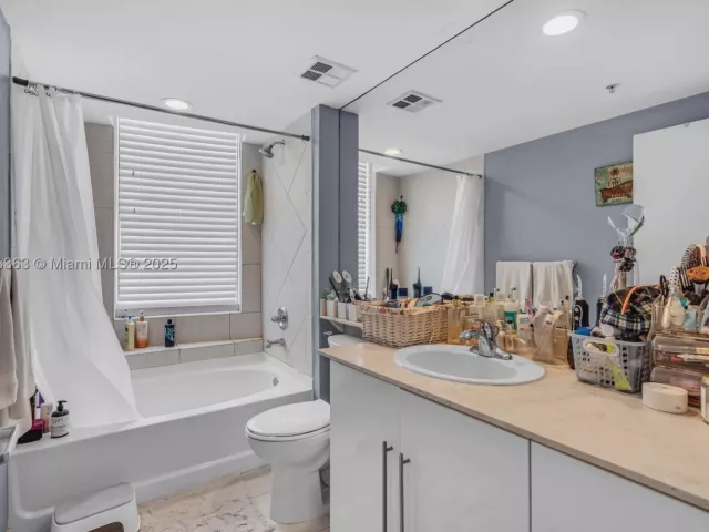 3-bedroom condo for sale in Miami - 325 S Biscayne Blvd 3726 - MondialRealty