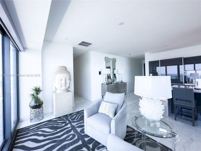 Apartment for sale  Unit #4503 - photo 5612587